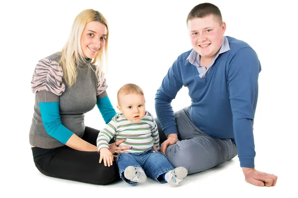 Mladá rodina seděla na podlaze s dítětem — Stock fotografie