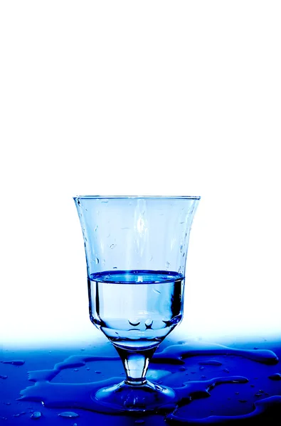 Con un bicchiere di acqua ghiacciata — Foto Stock