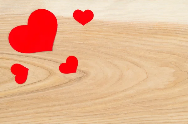 Schöne rote Herzen auf einem Hintergrund aus Holz — Stockfoto