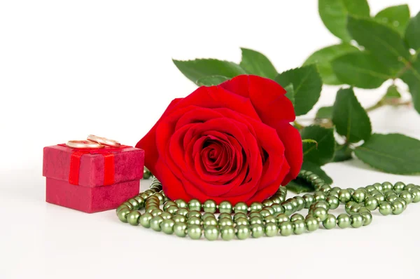 結婚指輪とバラの花 — ストック写真