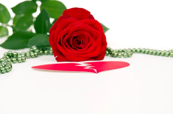 Flor de rosa vermelha com corações e contas — Fotografia de Stock