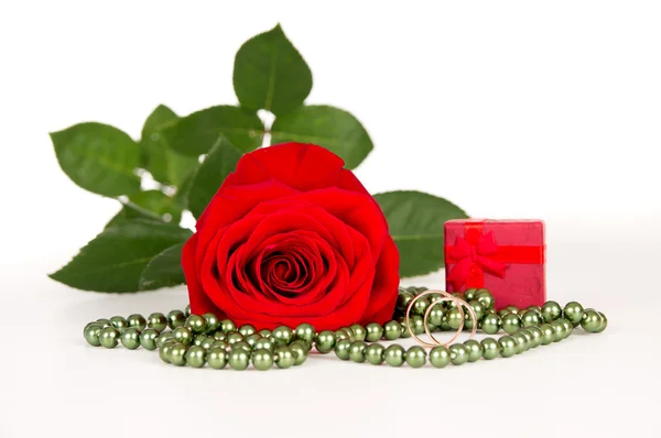 Red rose with gift and wedding rings — Stock Photo, Image