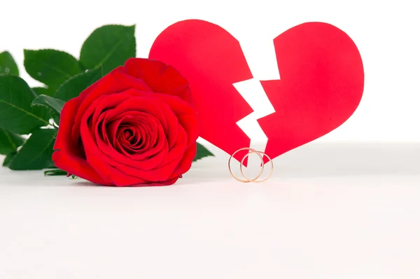 Rosa roja con corazón y anillos — Foto de Stock