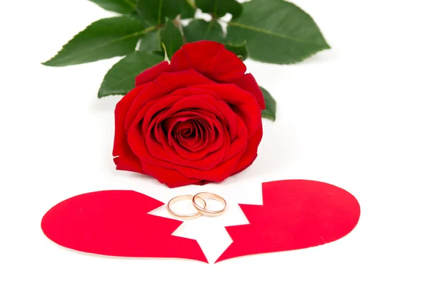 Roos ring en de twee helften van hart geïsoleerd — Stockfoto