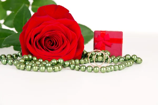 Rose met cadeau en trouwringen — Stockfoto