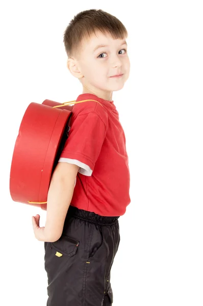 Un pequeño niño de pie es con una mochila en forma de corazón —  Fotos de Stock