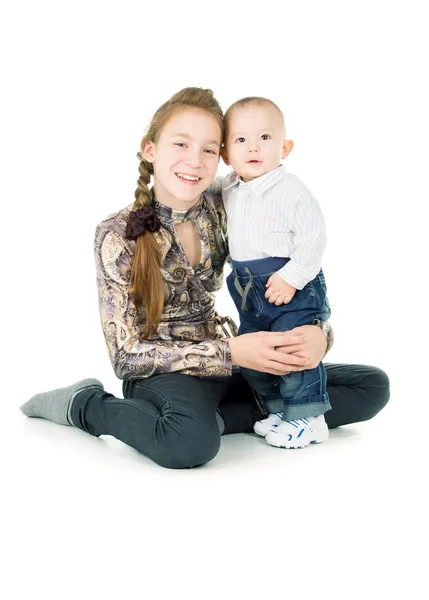 Bebê com o abraço da irmã mais velha — Fotografia de Stock