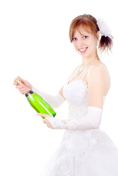 花嫁がシャンパンを開きます — ストック写真