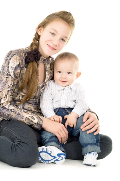 De jongere broer van de vergadering door haar zus haar nek — Stockfoto