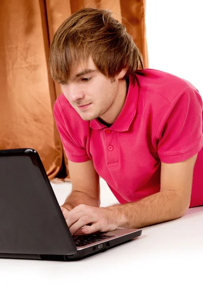 Хлопець працює на ноутбук — стокове фото