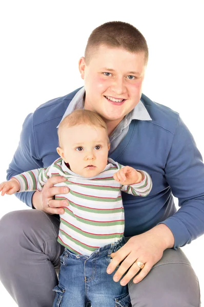 O pai feliz está sentado com um bebê — Fotografia de Stock