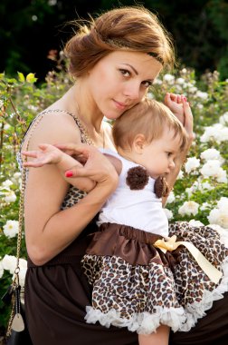 genç anne ile çocuk yolda