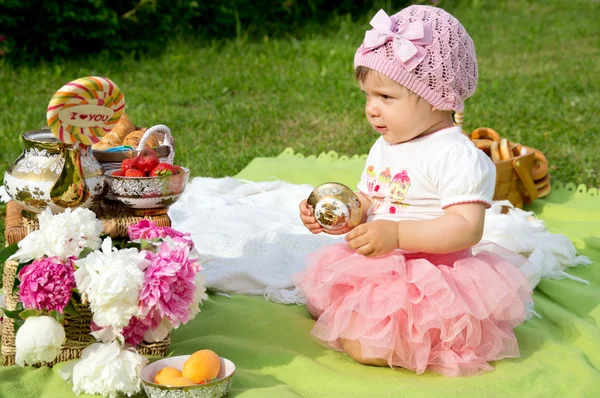 Mooi meisje op picnic, buitenshuis — Stockfoto