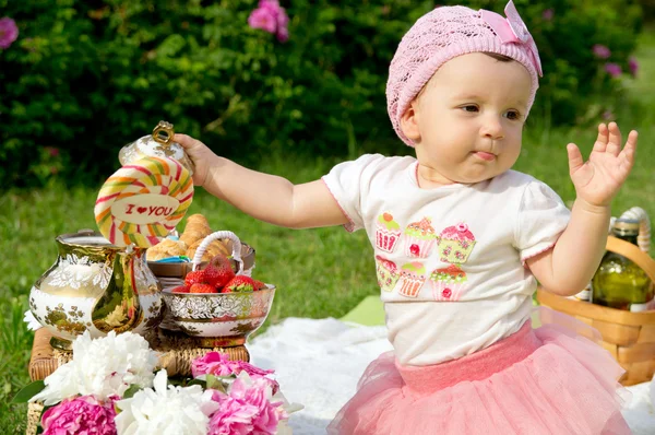 Güzel bir piknik üzerinde küçük bir kız — Stok fotoğraf