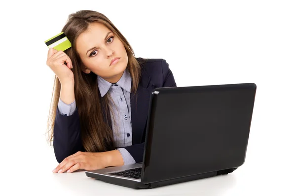 Meisje met credit card weerspiegelt — Stockfoto