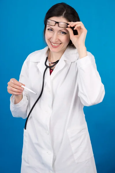 Zufriedener Arzt mit Thermometer — Stockfoto