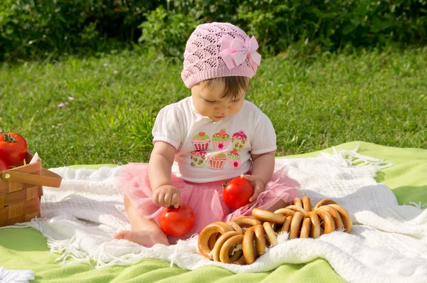 Niña en un picnic con rosquillas — Foto de Stock