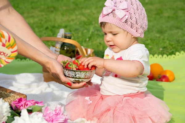 Mama daje dziecko truskawka — Zdjęcie stockowe