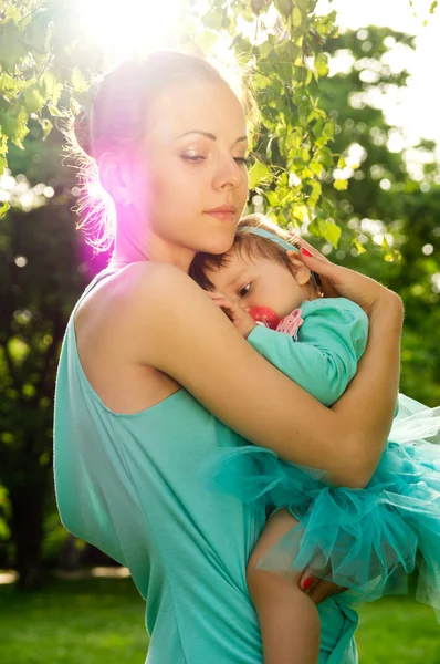 Mom 日没時の赤ちゃんを抱擁します。 — ストック写真
