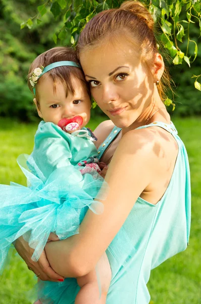 Mamma håller barnet i famnen — Stockfoto