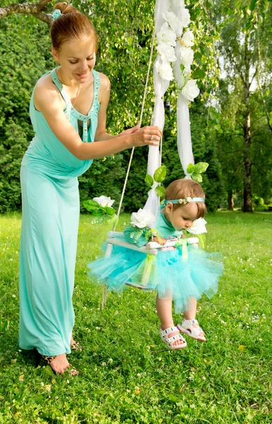 Mãe e bebê em um balanço na natureza — Fotografia de Stock