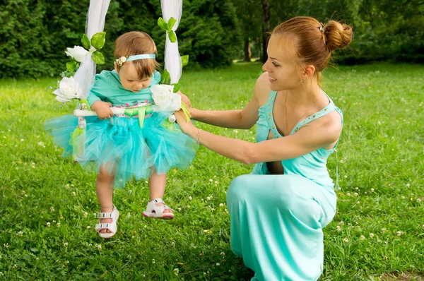 Mère et bébé sur une balançoire — Photo