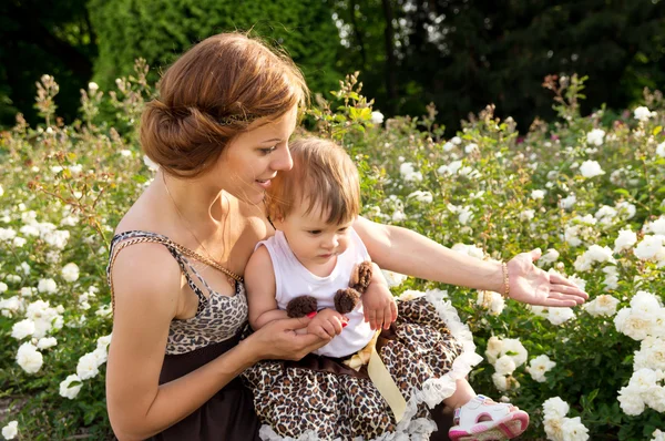 Mor och dotter promenera — Stockfoto