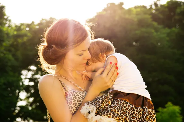 Мать обнимает ребенка — стоковое фото