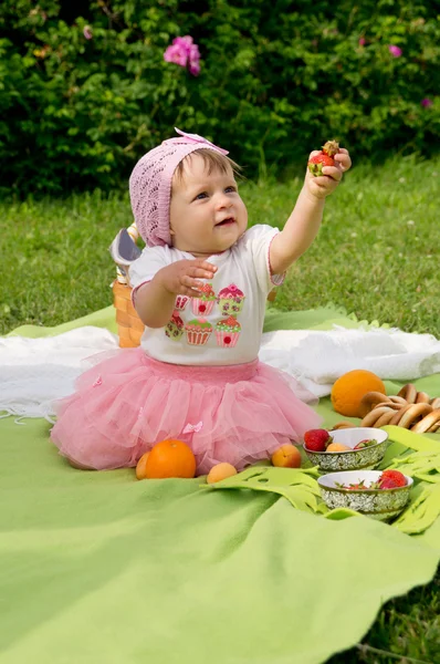 Picnic, beautiful little girl — Stock Photo, Image