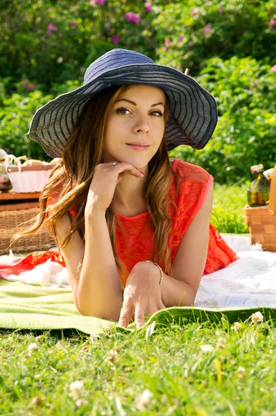 Retrato de uma menina em um chapéu em um piquenique — Fotografia de Stock