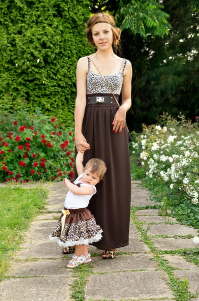 Young mother walks with the child in the street — Stock Photo, Image