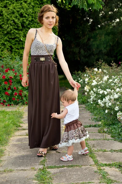 Jovem mãe caminha com a criança — Fotografia de Stock