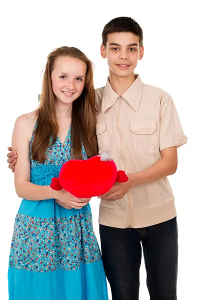 Um cara e uma menina segurando o coração — Fotografia de Stock