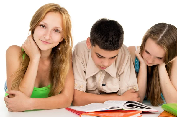 Ragazza e ragazzo leggere il libro — Foto Stock