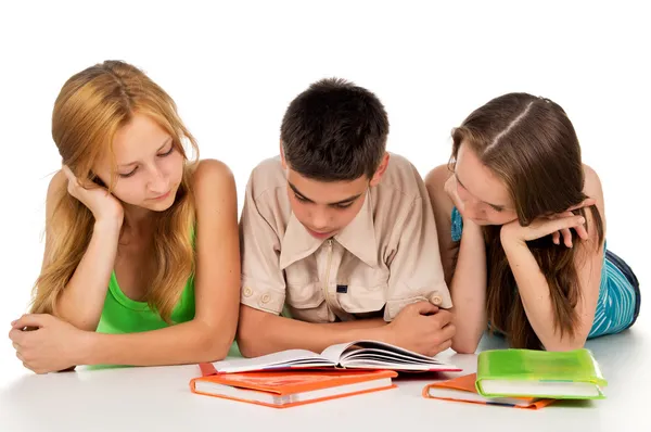 Adolescentes se preparam para exames — Fotografia de Stock