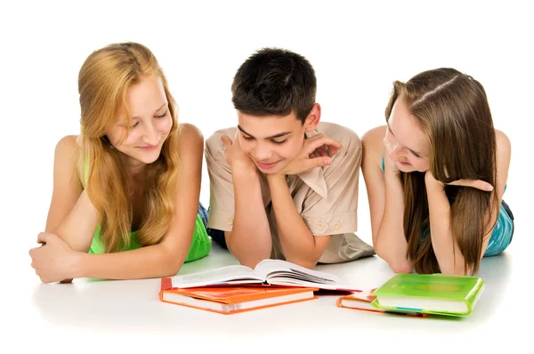 Jovens estudantes lendo livros — Fotografia de Stock