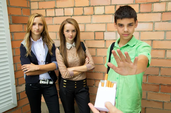 Jugendliche sprechen kein Rauchen — Stockfoto