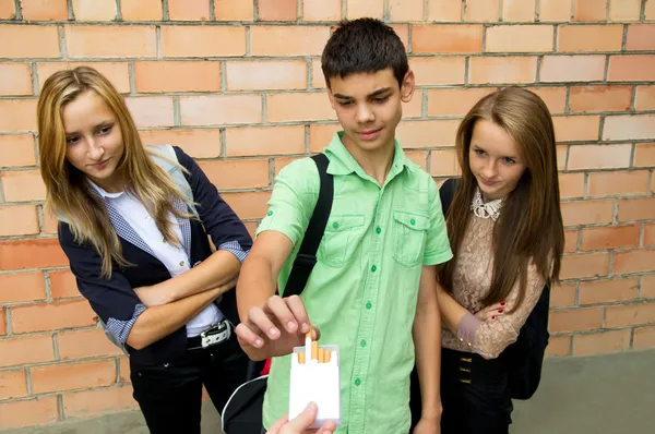 Young people offer cigarettes — Stock Photo, Image