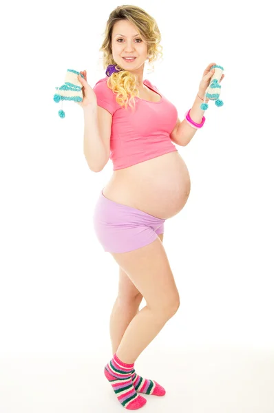 Bela uma menina grávida com sapatos de bebê — Fotografia de Stock