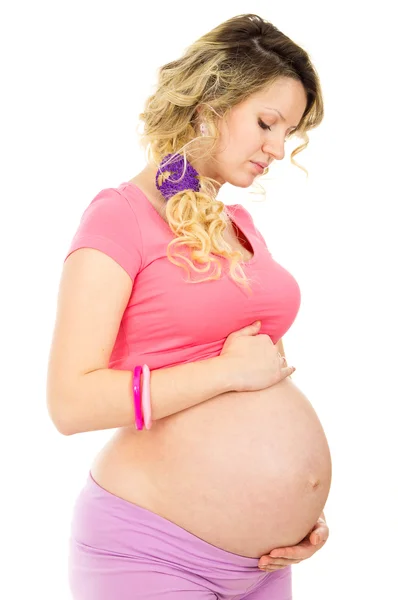 Schöne schwangere Mädchen Blick auf Bauch — Stockfoto