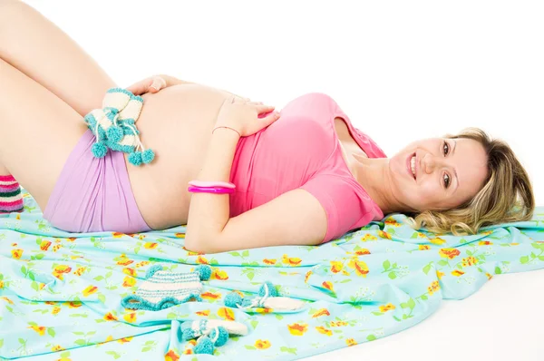 Счастливая беременная девушка лежит — стоковое фото