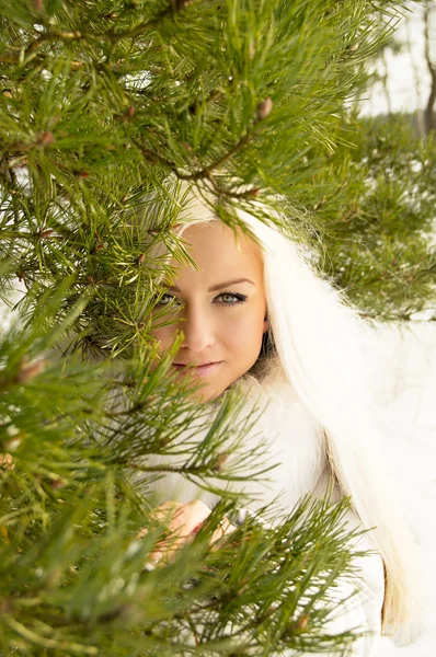 Schöne blonde Mädchen von etwa Baum — Stockfoto