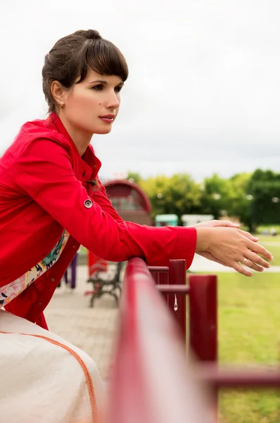 Belle fille pensée en plein air — Photo