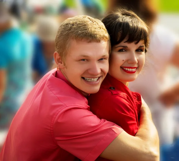 Beautiful young couple embracing outdoors — Stock Photo, Image