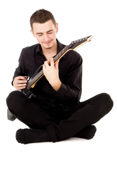 Cara bonito de cabelos escuros toca guitarra elétrica — Fotografia de Stock
