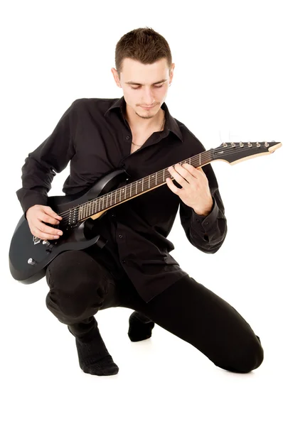 Cara bonito de cabelos escuros toca guitarra elétrica — Fotografia de Stock