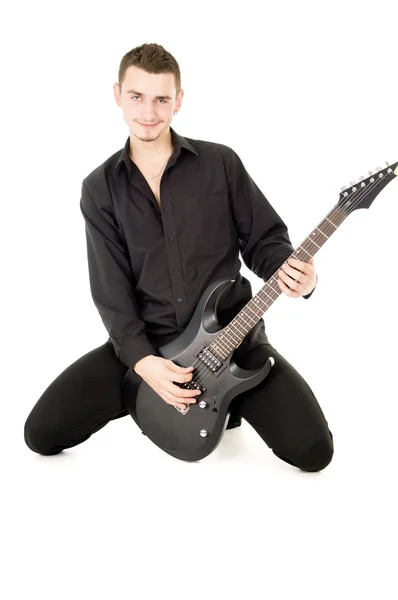 Cara de cabelos escuros toca a guitarra elétrica — Fotografia de Stock