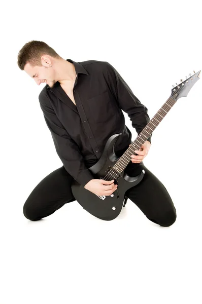 Cara de cabelos escuros toca a guitarra elétrica — Fotografia de Stock