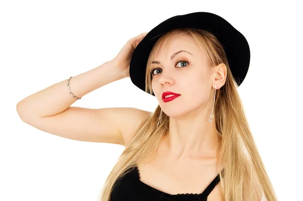 Vacker flicka i svart klänning med hatt — Stockfoto