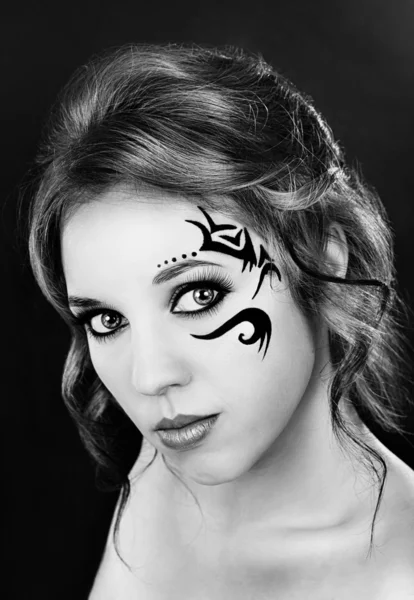Krásná dívka s tetováním na obličeji — Stock fotografie